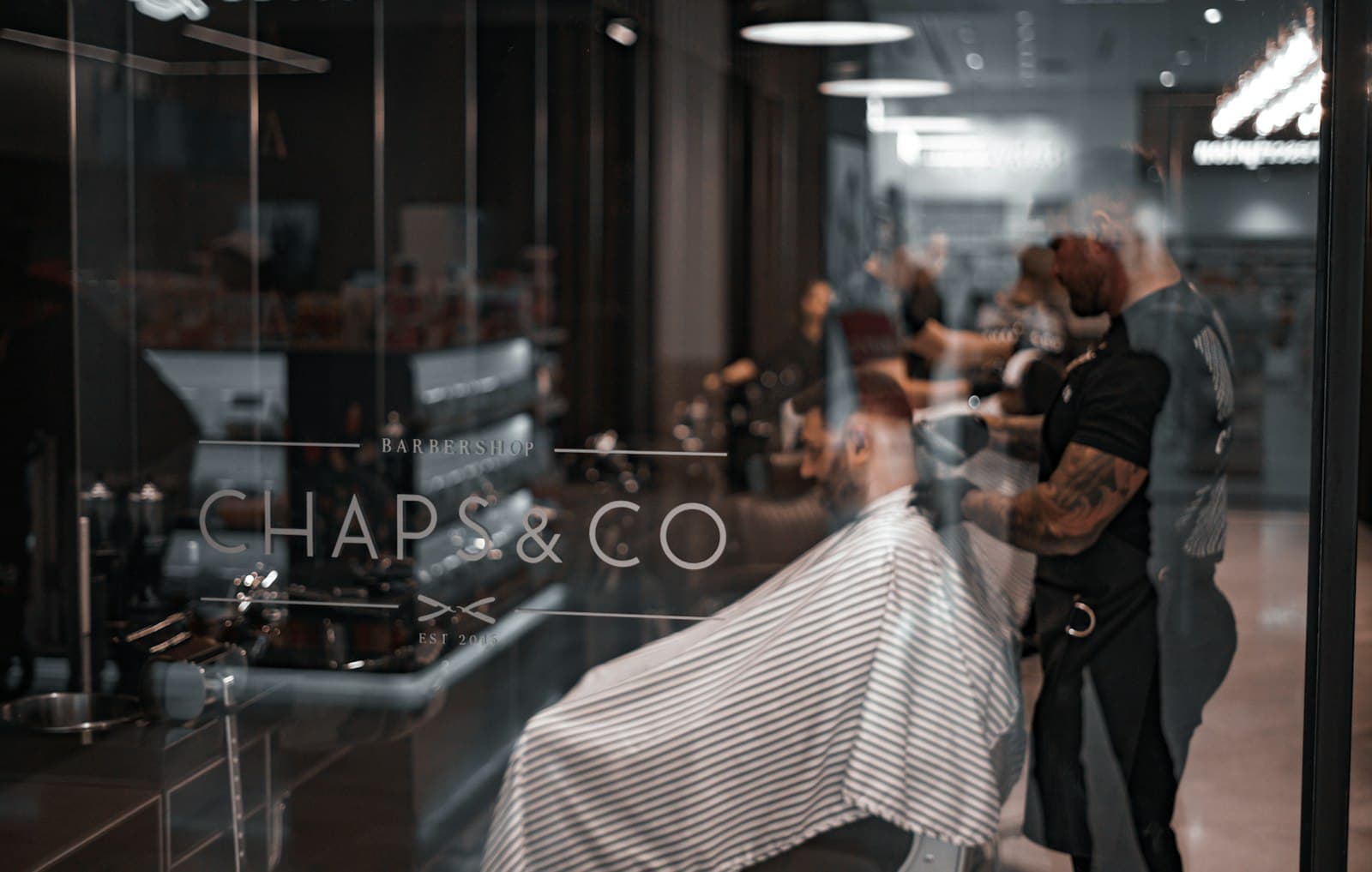 Barbearia atendendo um cliente